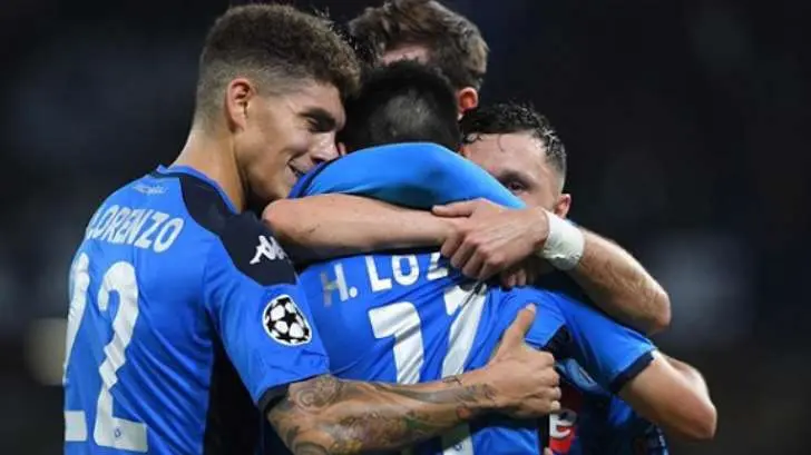 Chucky Lozano se luce con doblete en triunfo del Napoli