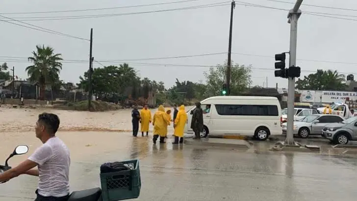 Cierran puertos en BCS por lluvias causadas por Raymond