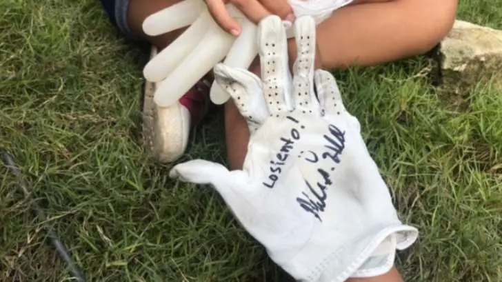 Mark Hubbard golpea con una bola a niña aficionada en el Mayakoba Classic