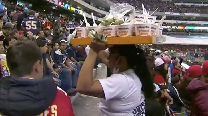 Vendedora de sopas sorprende a prensa estadounidense en el Azteca