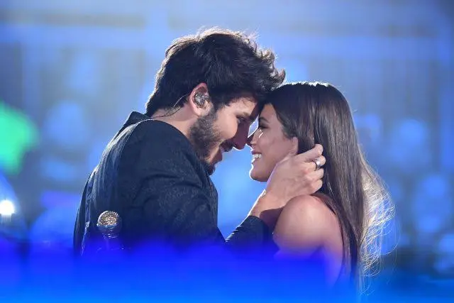 Tini Stoessel se besa con Sebastián Yatra en el Pepsi Center