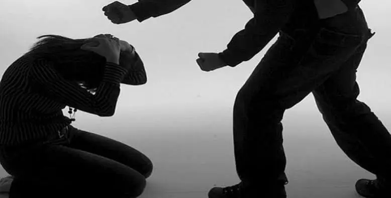 Mujer es golpeada por su ex esposo frente a sus hijos