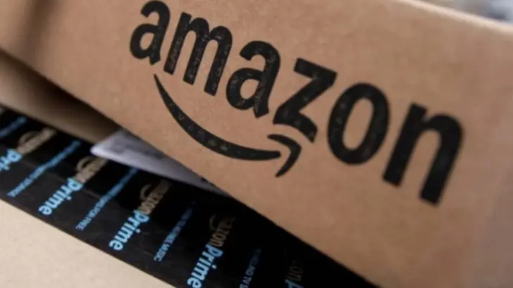 Demandan a Amazon por presunta exclusión en entregas Prime
