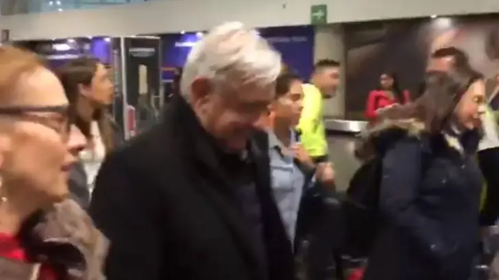 “Arriba Texcoco”, le grita ciudadano a López Obrador en el aeropuerto