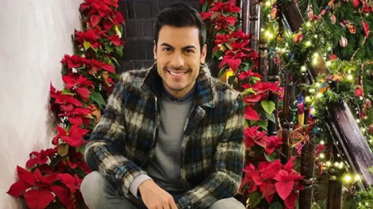Carlos Rivera posa sexy y recibe piropo de Cynthia Rodríguez
