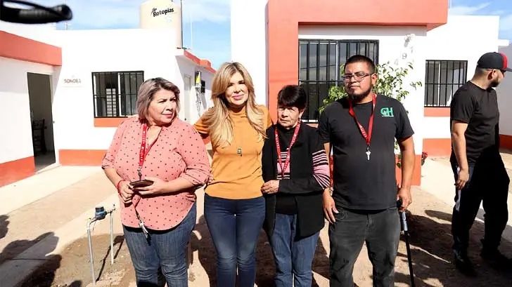 Entregan casas a familias afectadas por explosión en Los Jardines