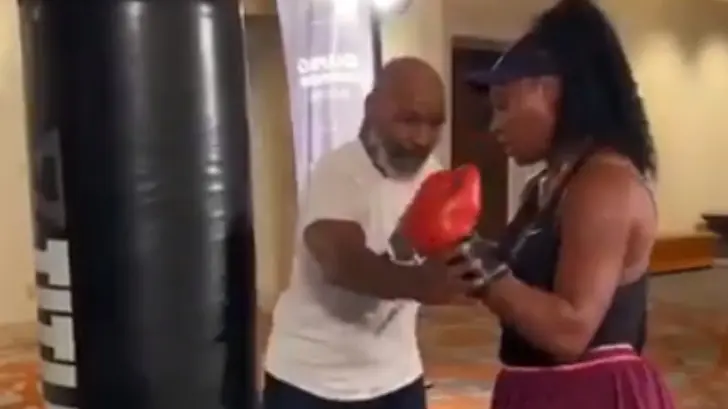 Mike Tyson le da clases de boxeo a Serena Williams