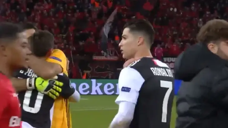 Cristiano Ronaldo intentó agredir a un aficionado