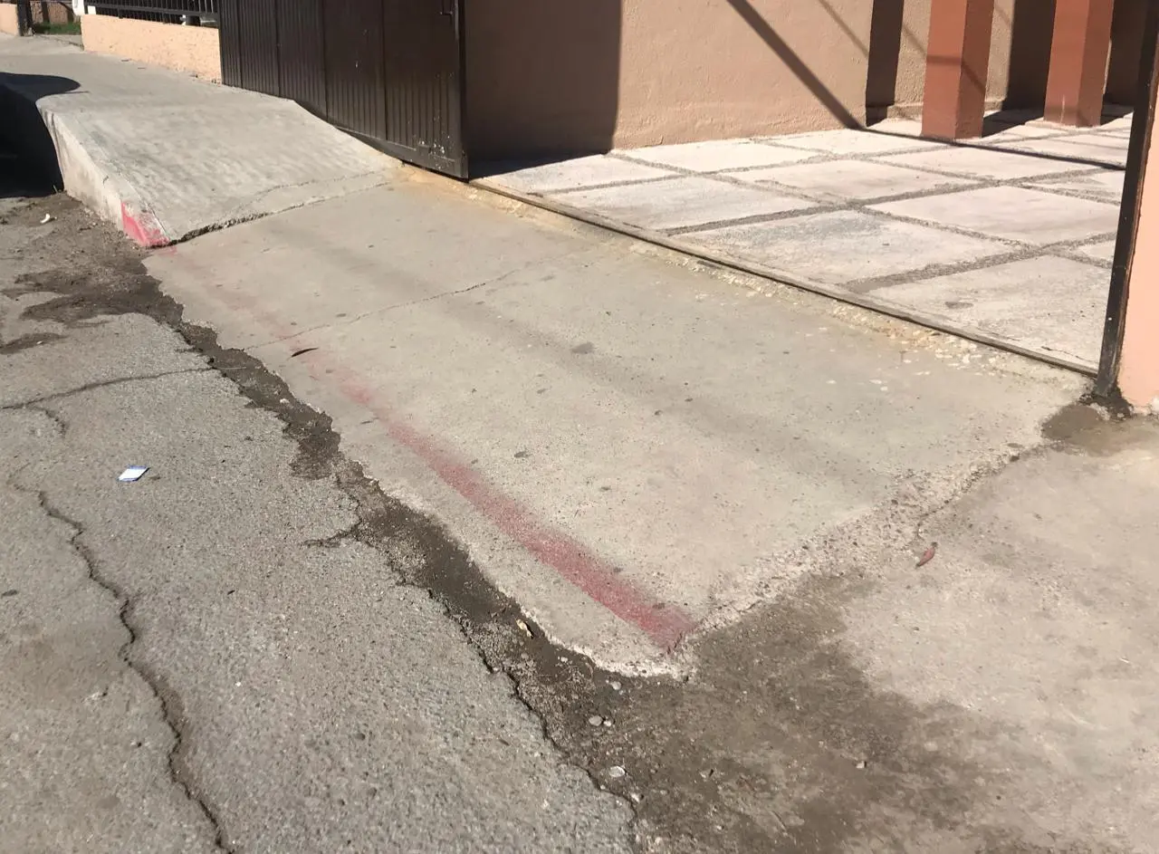 Obstrucción de banquetas pone en riesgo a peatones de Las Quintas