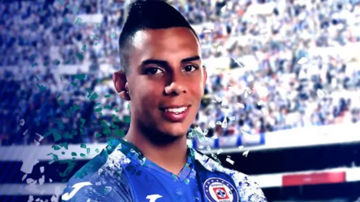 Cruz Azul hace oficial el fichaje de Alex Castro