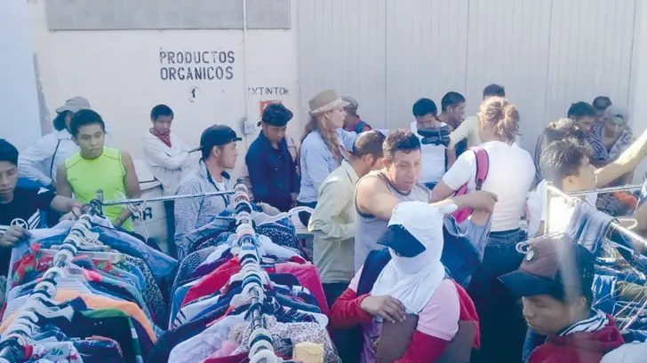 Comerciantes aprovechan para surtirse en el Banco de Ropa y dejan sin prendas a los necesitados