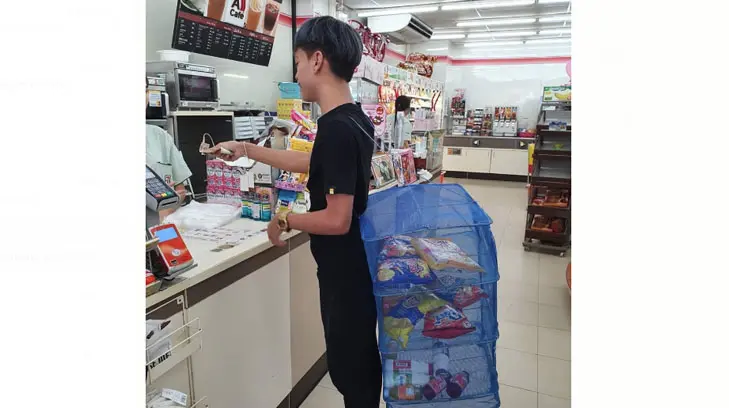 Con jaulas, carretas y hasta jarrones reemplazan a bolsas de plástico