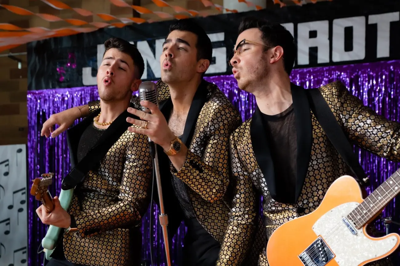 Los Jonas Brohers recean películas clásicas en su nuevo video