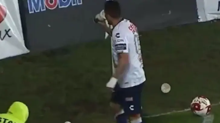 Rubens Sambueza toma cerveza en el Pachuca vs Chivas