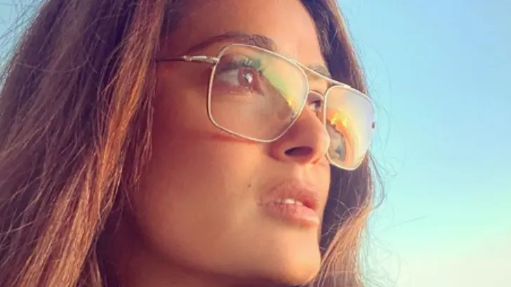 Salma Hayek sorprende con mini cintura