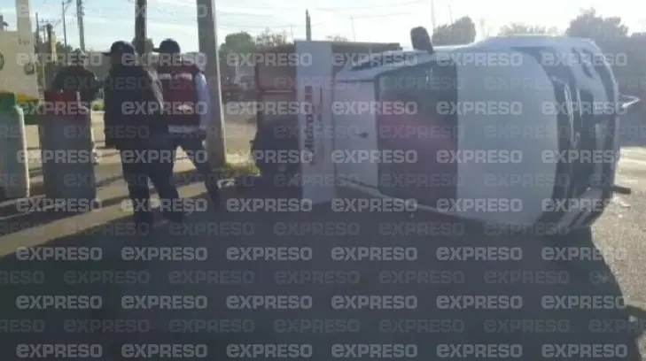 Vuelca vehículo repartidor de gas en la colonia Olivares