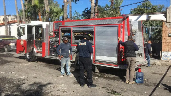 Bomberos evalúan riesgos tras explosión de vivienda