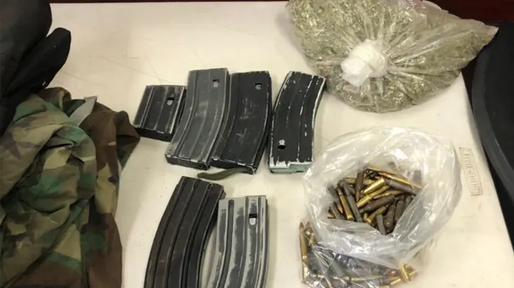 Investigan abandono de droga y armas