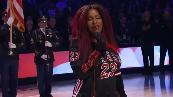 Chaka Khan recibe burlas tras cantar en homenaje a Kobe Bryant