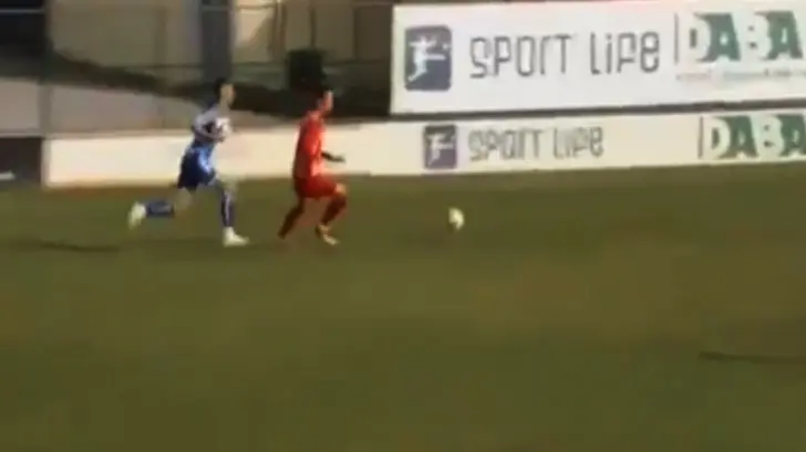 Jugador usa increíble artimaña para evitar un gol