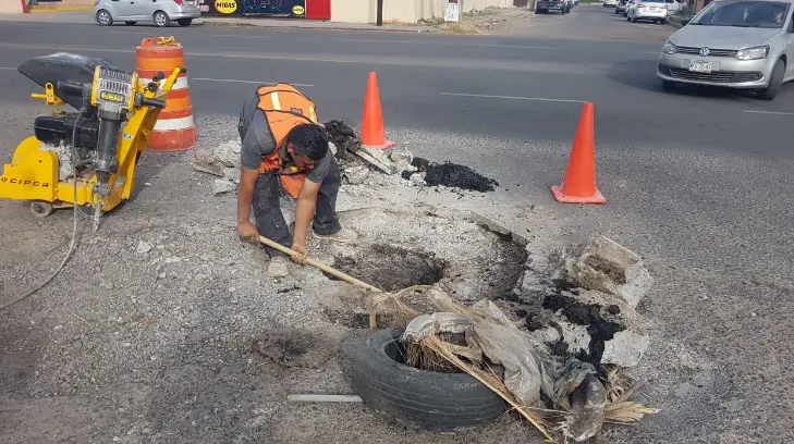 Retiran escombro y llantas de drenaje de Cajeme
