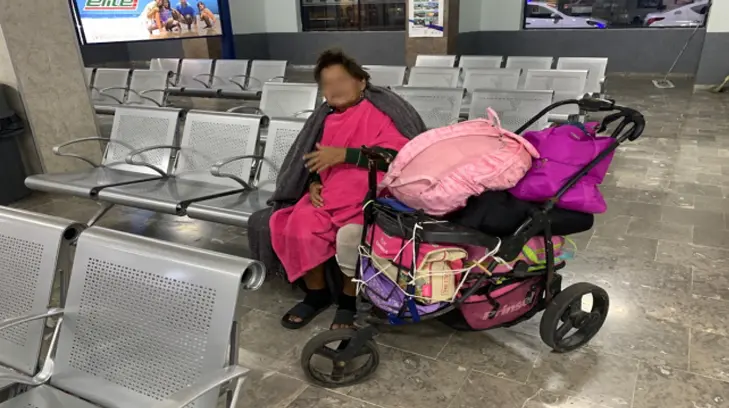 Buscan albergue para mujer que presuntamente fue abandonada en la Central Camionera