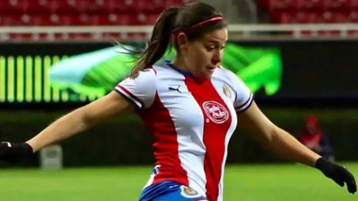 La hermosillense Norma Palafox regala su playera a fan