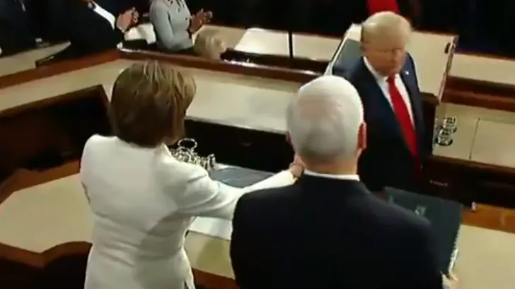 Donald Trump presenta tercer discurso, no estrecha mano a Nancy Pelosi