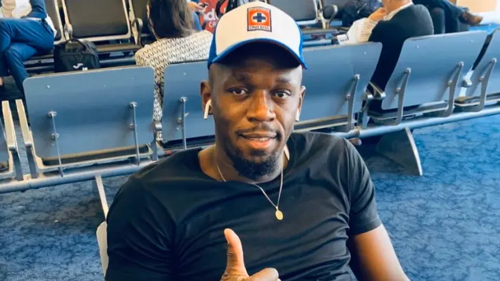 Usain Bolt posa con una gorra del Cruz Azul