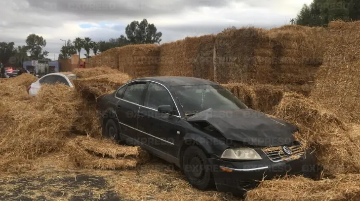 Vuelca camión y daña 4 carros