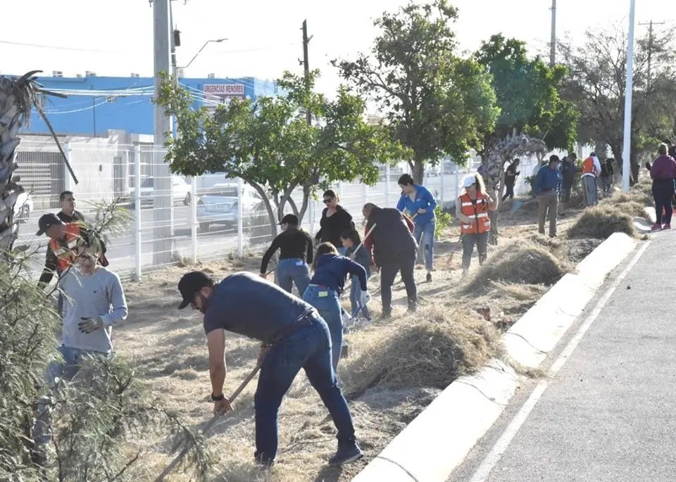 Familias se unen a la limpieza en la colonia Adolfo de la Huerta