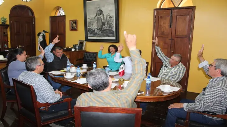 Desalojan autoridades a personas del Malecón en Álamos