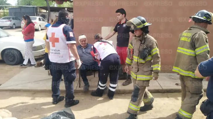 Adulto mayor es prensado por caja de vehículo de volteo