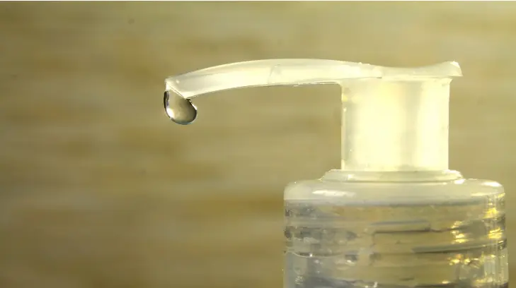 Toman gel antibacterial para embriagarse y pierden la vida