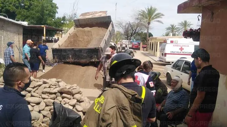 Hombre resulta lesionado al caerle caja de camión de volteo