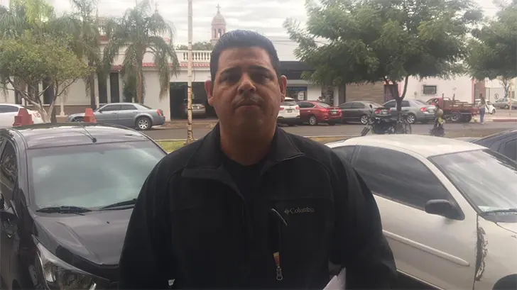 Ni la lluvia evita que navojoenses salgan a las calles