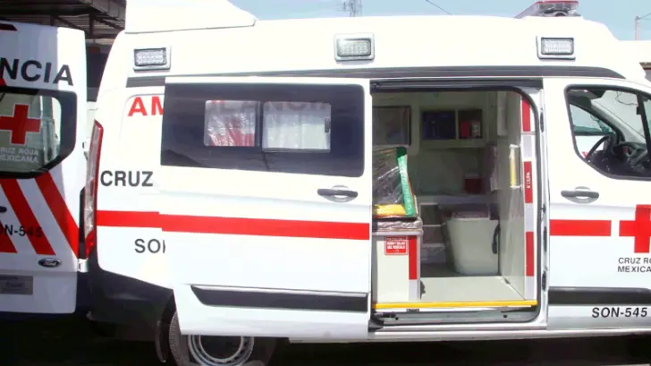 Mujer resulta lesionada tras caída de tres metros en Bahía de Kino