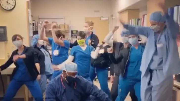 VIDEO | Doctores sacan el estrés al ritmo de los Bee Gees