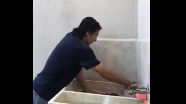 VIDEO | Tutorial para lavar ‘una playera fina’, según ‘Lupillo’ Castañeda