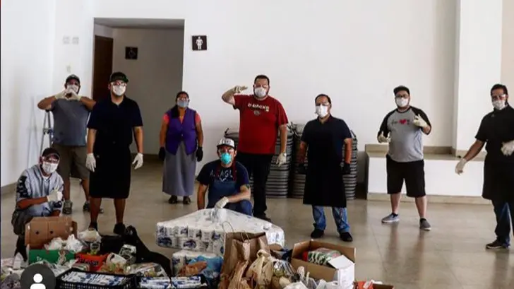 Chefs de Puerto Peñasco reparten comida y despensa a familias vulnerables