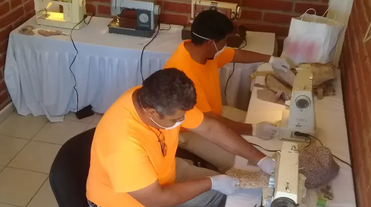 Internos del Cereso en Puerto Peñasco elaboran equipo para donar a personal de salud