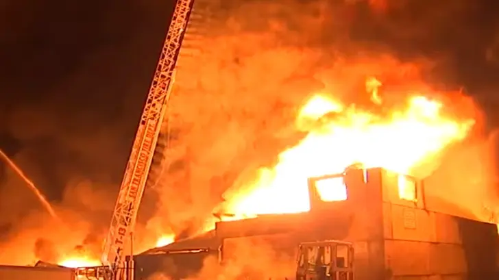 Se incendia fábrica de veladoras en Estado de México