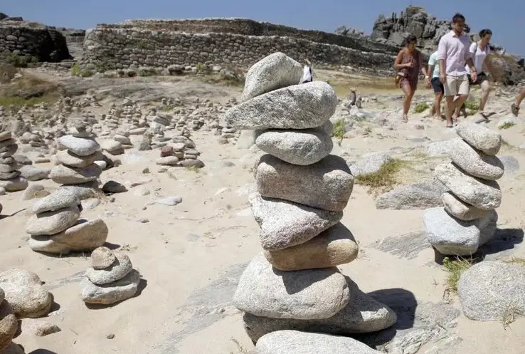La moda de apilar piedras perjudica la biodiversidad