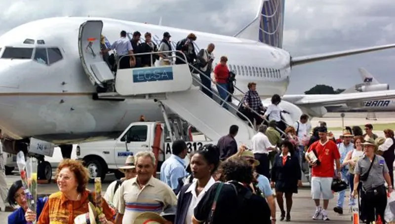 Proponen que pasajeros usen tapabocas en aviones