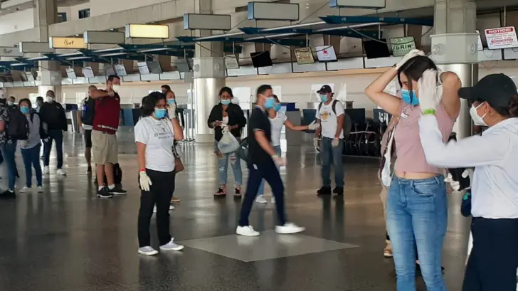 Regresan a México más de 200 mexicanos varados en Barbados
