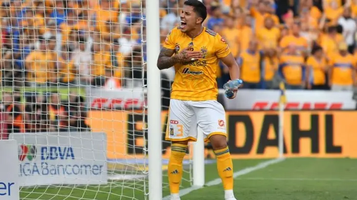 Carlos Salcedo de vacaciones y fiesta en Cancún