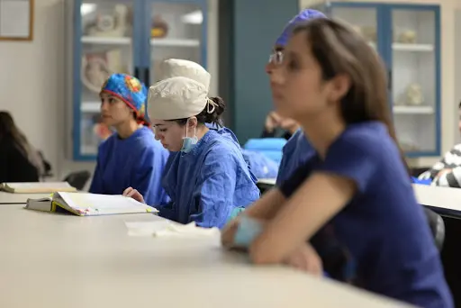 Médicos pasantes de la Unison están desprotegidos