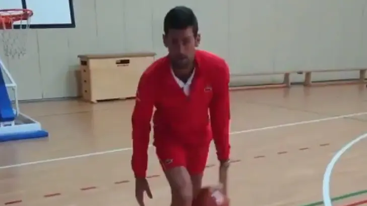 VIDEO | Djokovic reta a LeBron a un partido de basquetbol