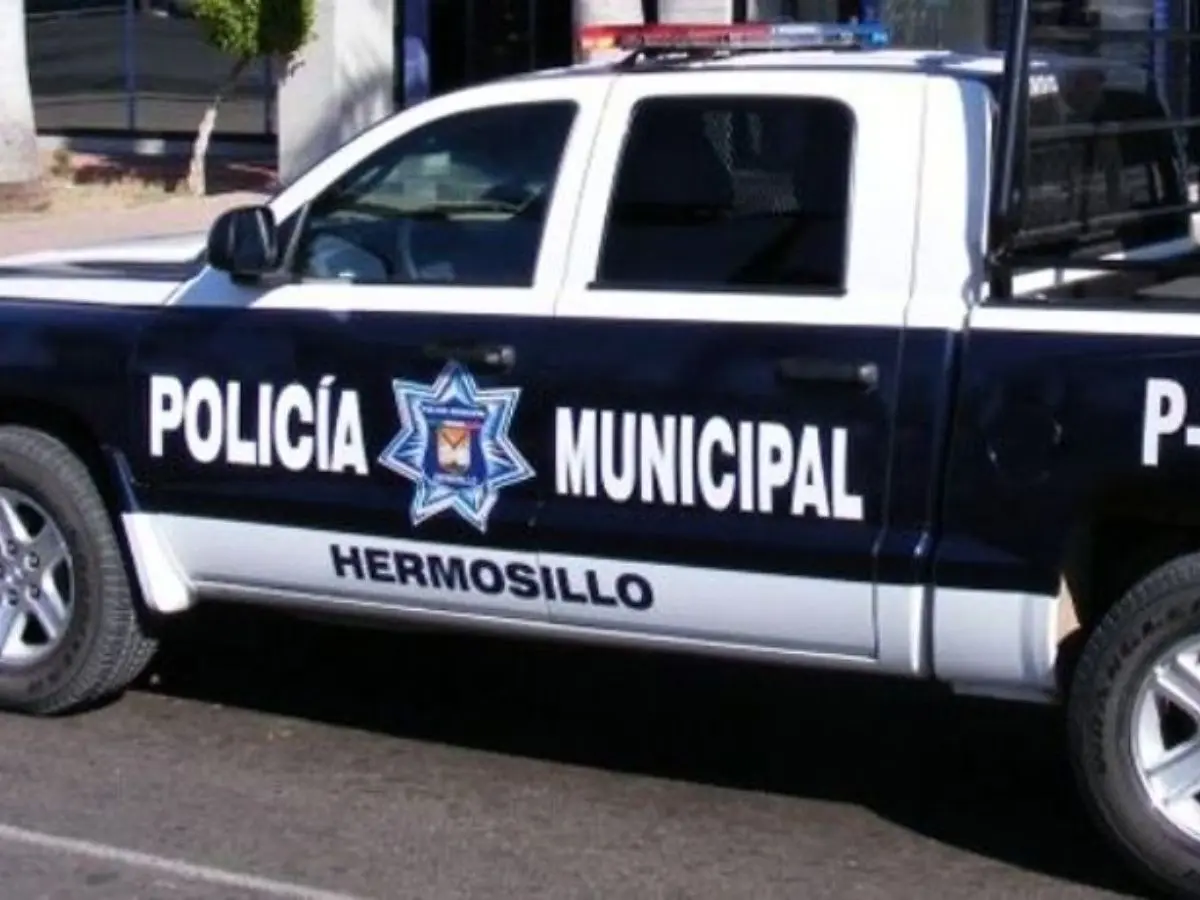 Lo encontró desnudo en el baño con una herida en la cabeza