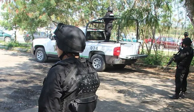 Llega hasta la puerta de sus vecinos para amenazarlos con rifle en mano